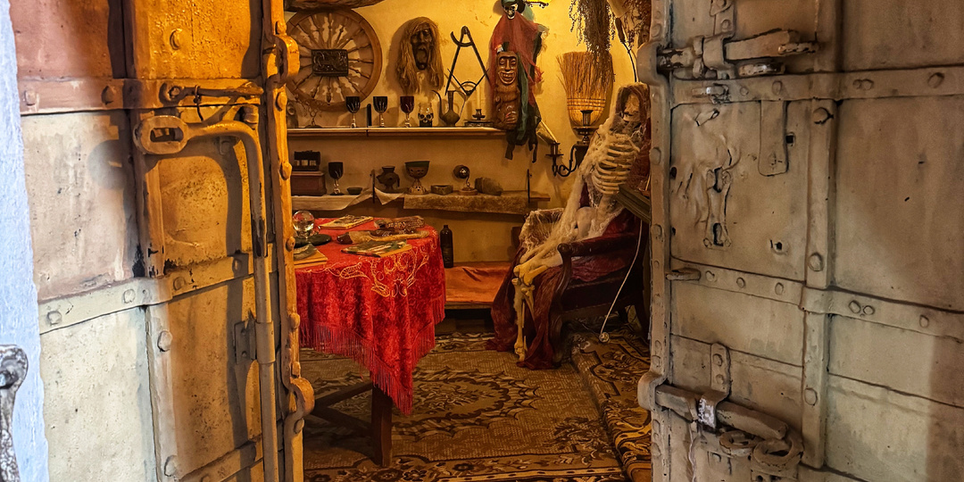 Старинный банк купца Савина в Осташкове. Внутри сохранилось хранилище