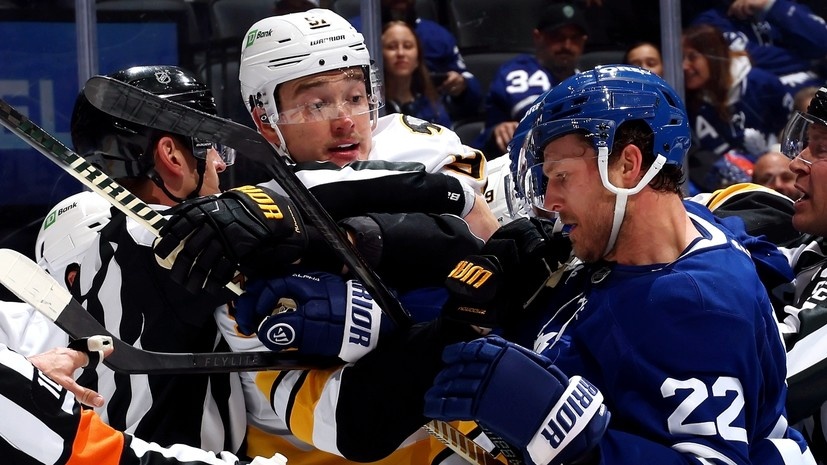     Защитник «Бостона» Никита Задоров и хоккеист «Торонто» Джейк Маккейб Gettyimages.ru Bruce Bennett / Staff