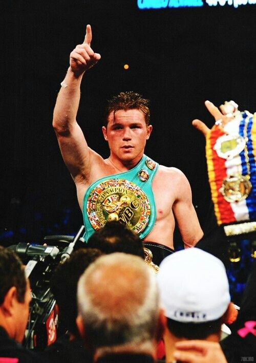Сауль «Канело» Альварес впервые выиграл пояс WBC в 2011 году