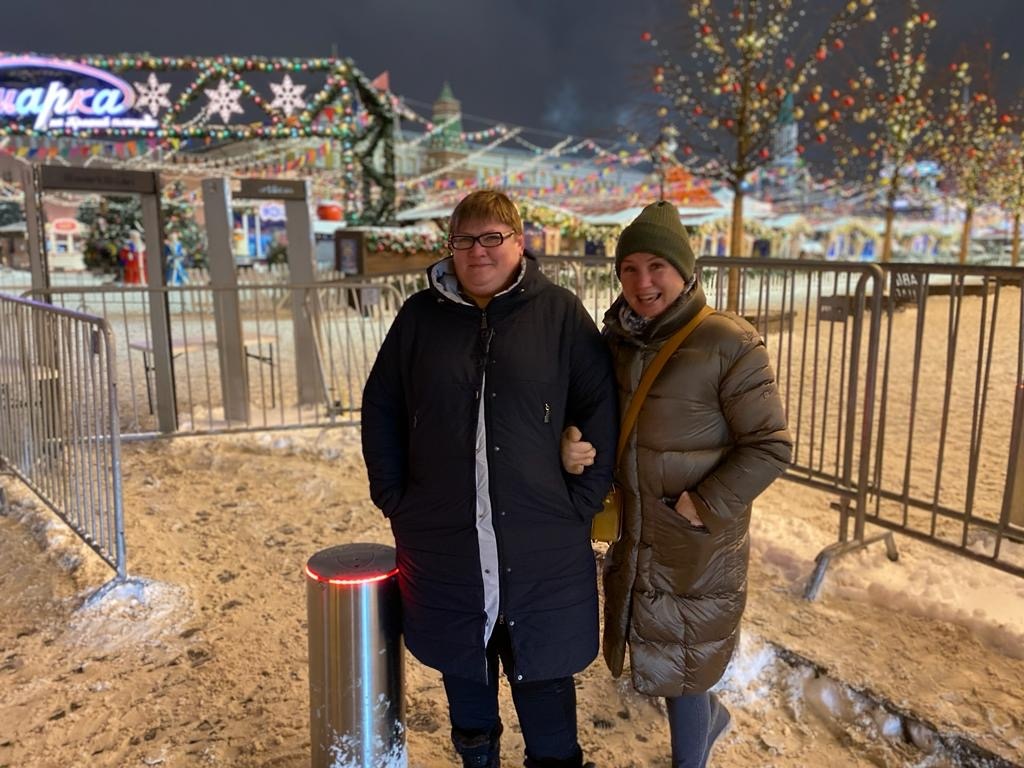 Фото автора. Мы с Татьяной в Новогодние каникулы недалеко от Красной площади 