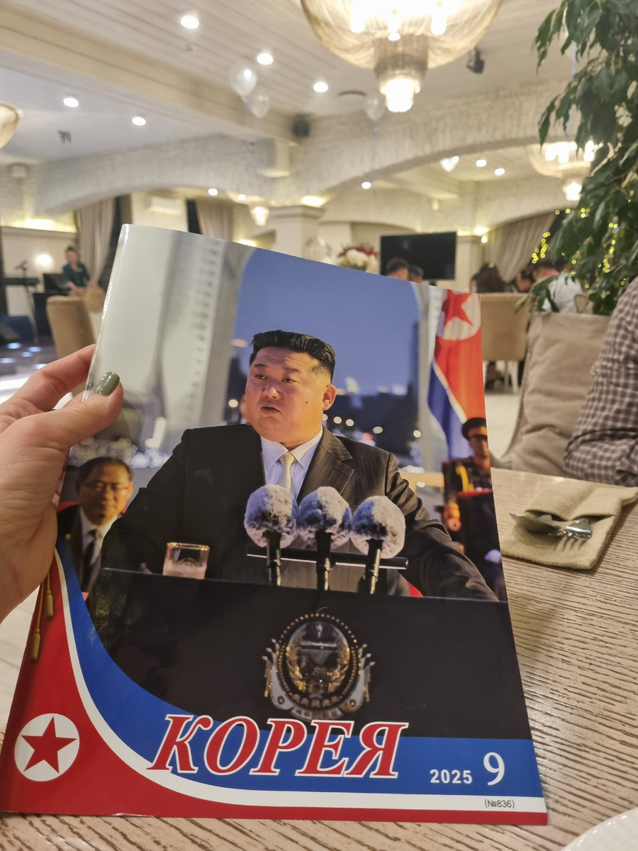 Раздают почитать журналы 