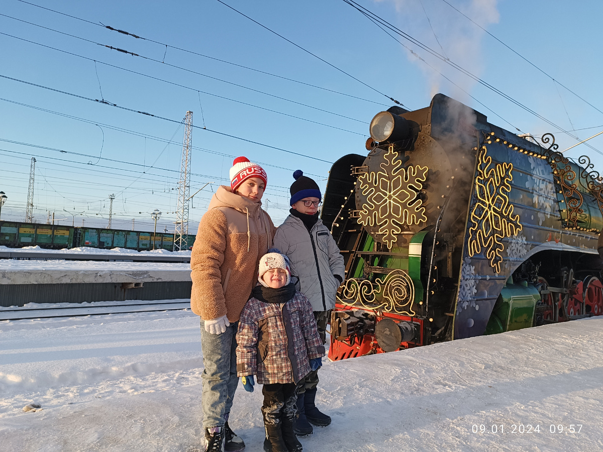 Мои дети у поезда Деда Мороза в Ярославле.