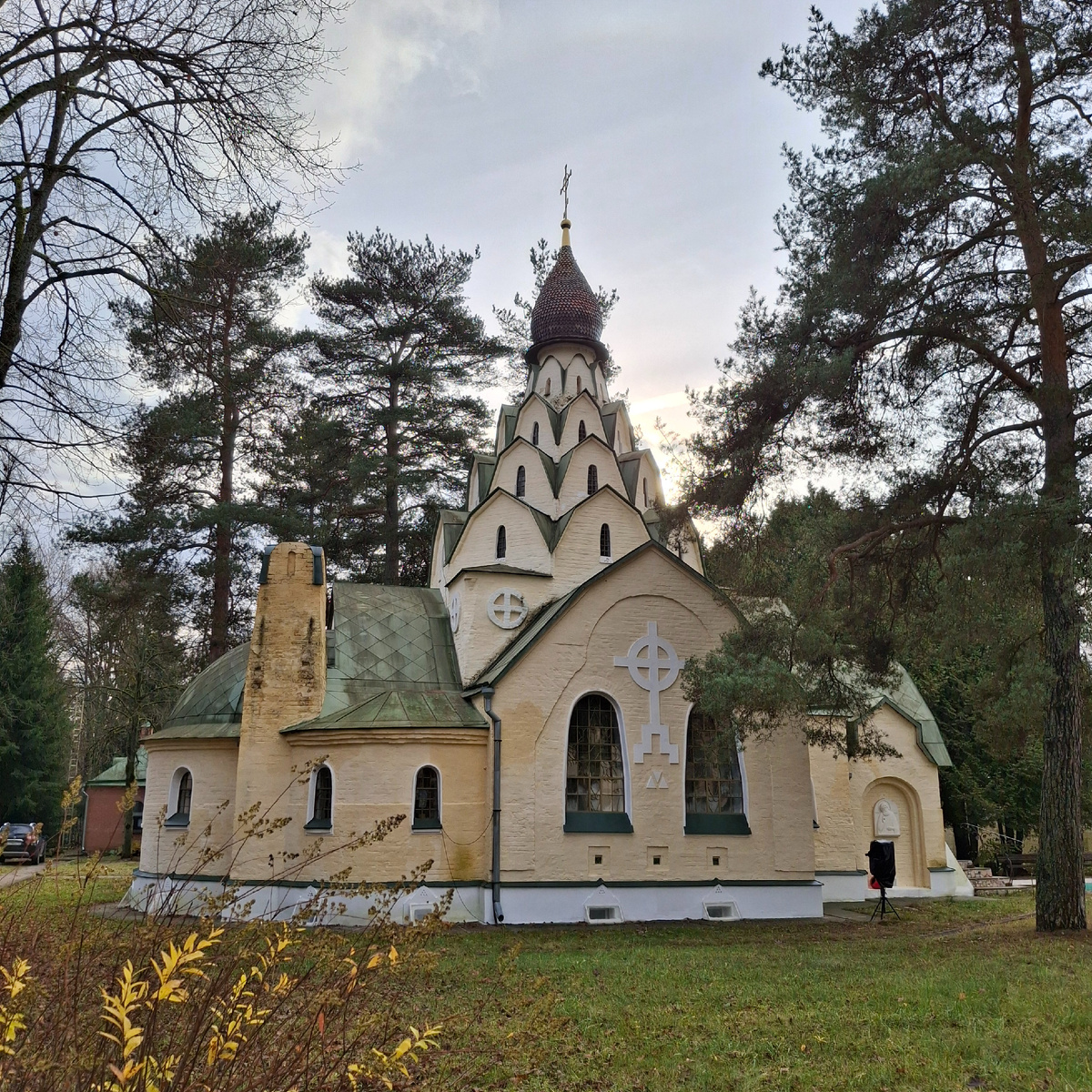 Храм Иконы Знамения  Божей Матери и Серафима Саровского в Серафимо-Знаменском скиту