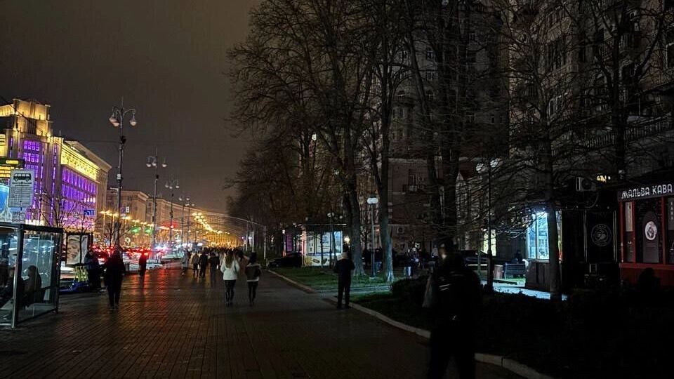Блэкаут в Киеве: в квартирах нет света, но витрины магазинов и рекламные вывески горят. Фото: Kotsnews