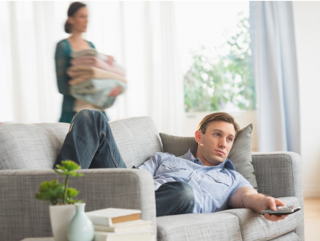 Муж на диване, жена в работе, --взято из интернета с целью ознакомления .