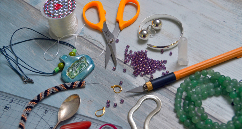    У меня все ножницы острее бритвы. Ещё в 90-е годы старая портниха научила их точить, чтобы были острее японской катаны