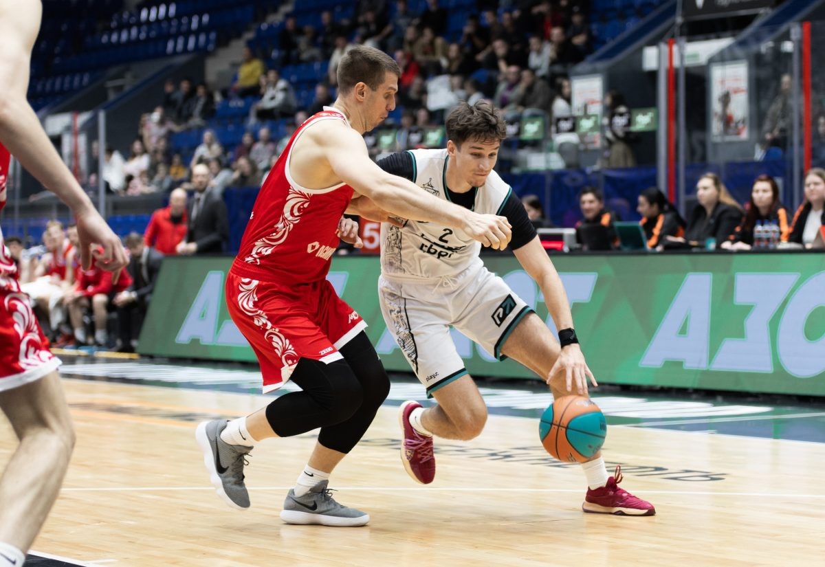    Венгр Норберт Лукач (с мячом) провёл свой лучший матч за \