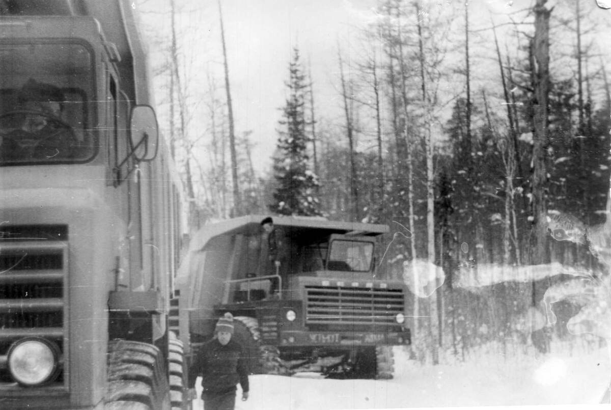 Фото автора. 80 годы двадцатого века. Зимник Усть-Кут – Мирный. БелАЗ утюжит тайгу.