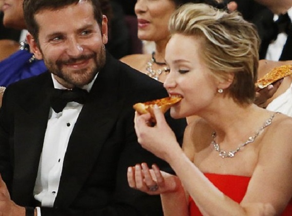 Фото знаменитостей кушающих пиццу