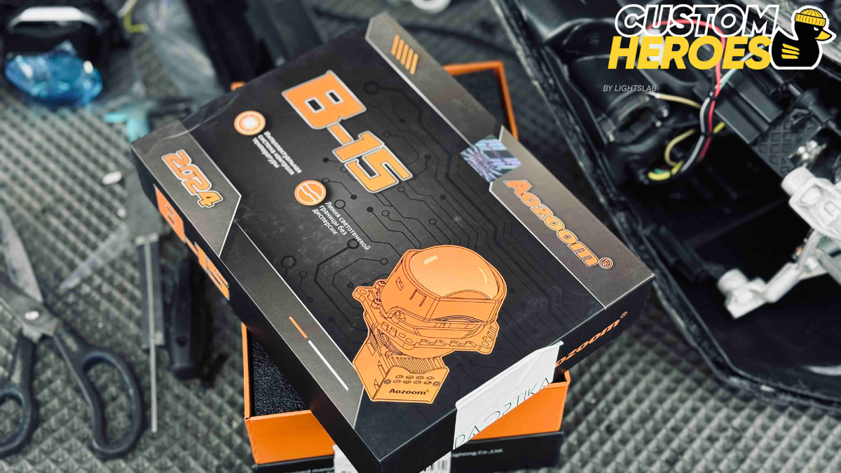 Источник фото: https://custom-heroes.ru/raboty/vid-uslugi/avtosvet/zamena-linz/hyundai-santa-fe-zamena-shtatnyh-linz-na-aozoom-b15/