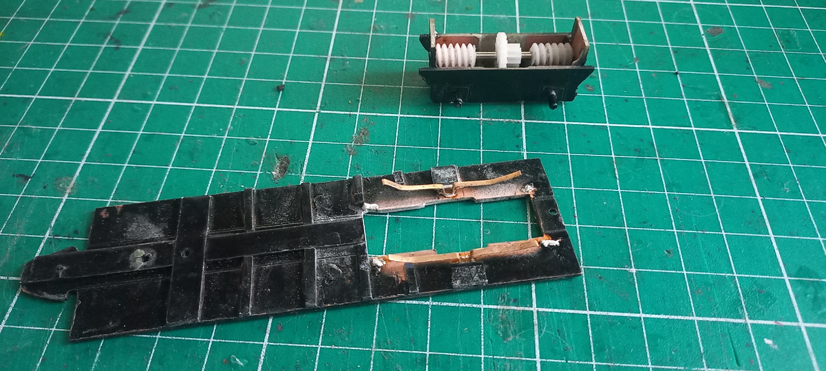 Днище сдалано по новой с отверстием под механизм тележки.