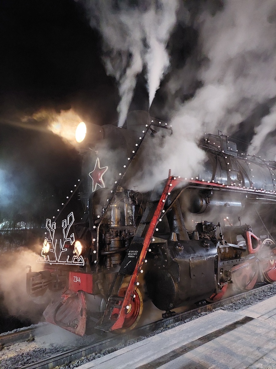 «Рускеальский экспресс» уже стоит «под парами╗, чтобы умчать нас в новогоднее путешествие. Фото автора. Листайте галерею далее →