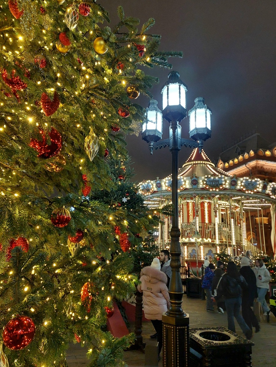 Украшенная новогодними огнями Москва прекрасна! Фото автора. Листайте галерею далее →