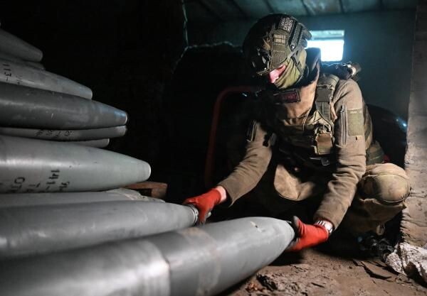    Военнослужащий расчета РСЗО «Град» группировки войск «Центр» на Красноармейском направлении в зоне СВО. Станислав Красильников / РИА «Новости»