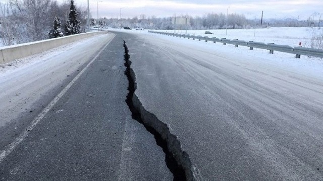 Рядом с Башкирией произошло землетрясение. Оно зафиксировано в ста километрах к юго-востоку от Челябинска Казахстанским Национальным центром данных.

Судя по данным сейсмологов, сила подземных толчков составила чуть больше 2 баллов. Толчок могли почувствовать домашние животные, а также жители многоэтажных домов и жители сел в спокойном состоянии. Жертв и разрушений нет.

Это уже второе землетрясение в Челябинской области этой осенью. Первое произошло недалеко от Белорецкого района Башкирии в конце сентября. Тогда сила толчков составляла около 3 баллов. 