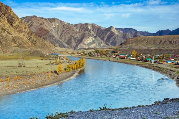 Удобное место, всего лишь четыре тысячи лет истории и ничего необычного ... С Воскресением Вас!   

Осень, Катунь, Чуйский тракт, Алтай ...   

  