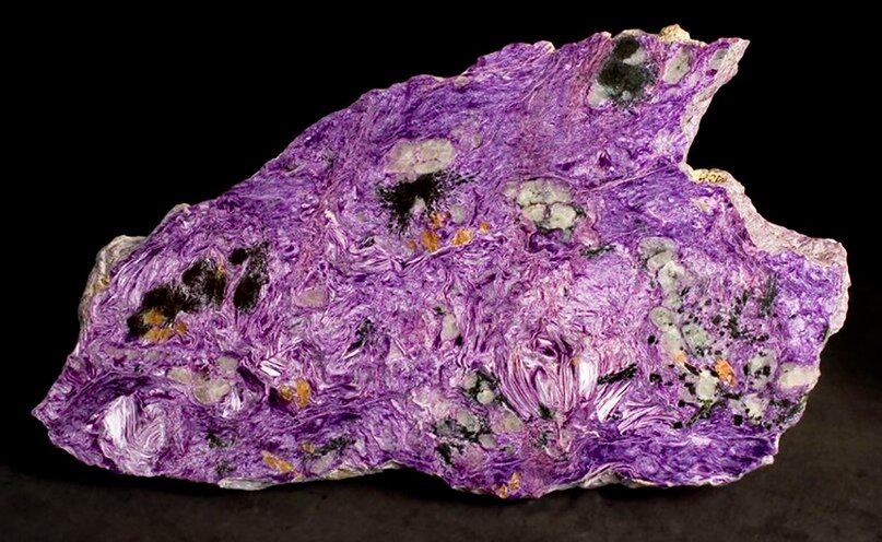 Чароит: уникальный камень, встречающийся только в России, был открыт женщиной