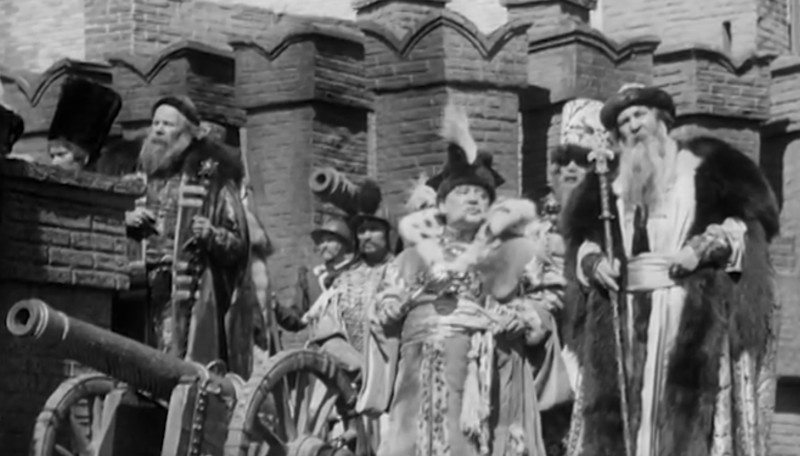Поляки и бояре в Кремле. Кадр из фильма "Минин и Пожарский" (1939).