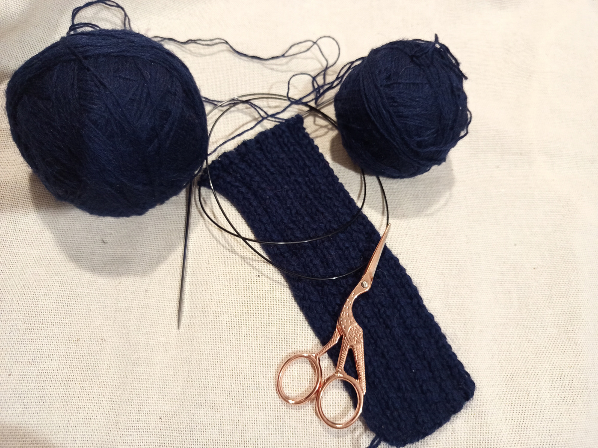 Шерсть ноунейм, лет 20 назад вязала свитер мужу,но он не стал носить. Очень жарко)