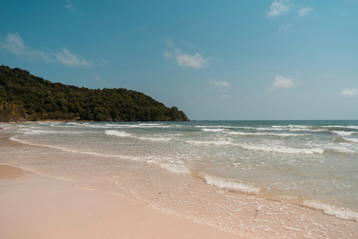Такой вид можно найти на пляже Бай Сао, виды здесь похожи на знаменитую рекламу райского наслаждения: пальмы, наклоненные к земле, и идеально прозрачная вода. Фото: Aleksandr Barsukov / Unsplash