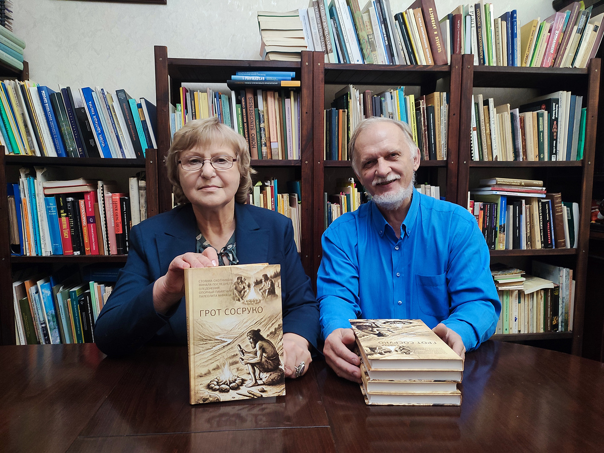 Коллективная монография по гроту Сосруко, изданная при поддержке РНФ. На фотографии: к.и.н. Любовь Голованова и к.и.н. Владимир Дороничев. Источник: Любовь Голованова