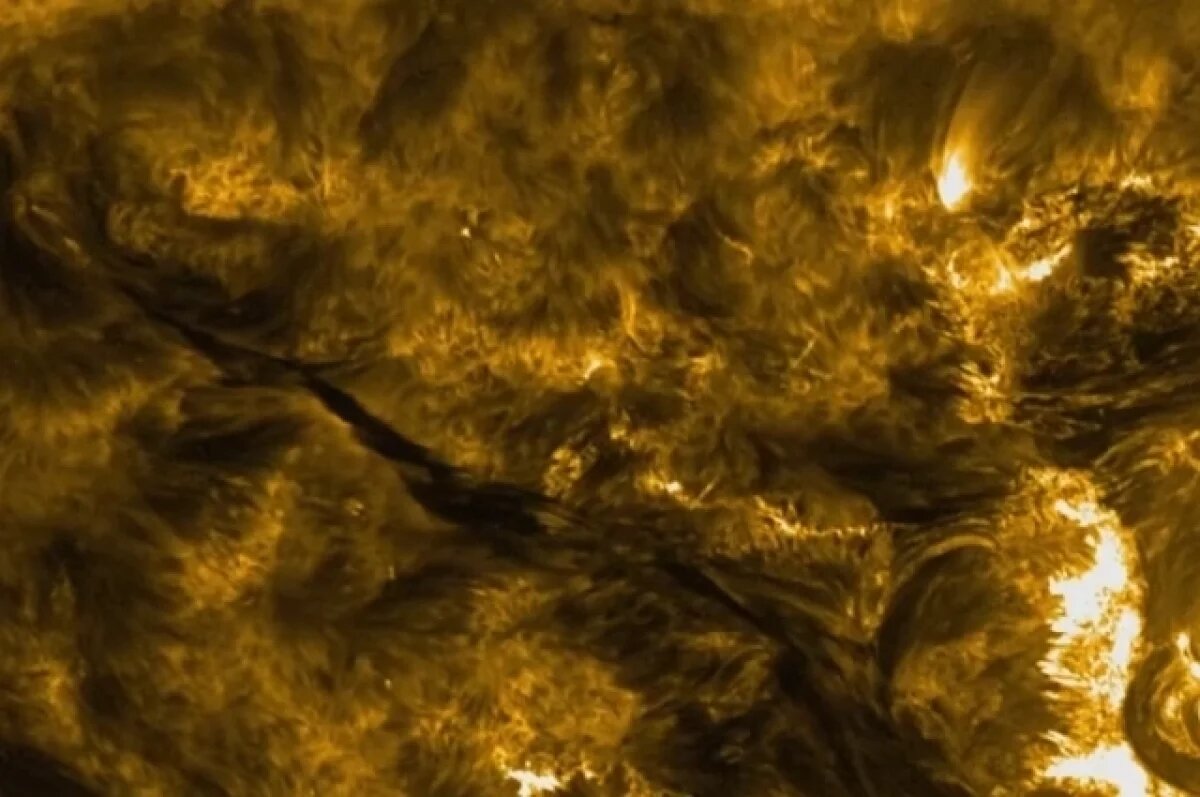    Вспышка на Солнце уничтожила гигантский протуберанец