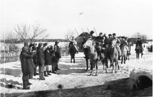 февраль 1943 год, Соловьёвка, жители встречают партизан