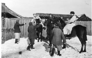 февраль 1943 год, Соловьёвка, жители встречают партизан