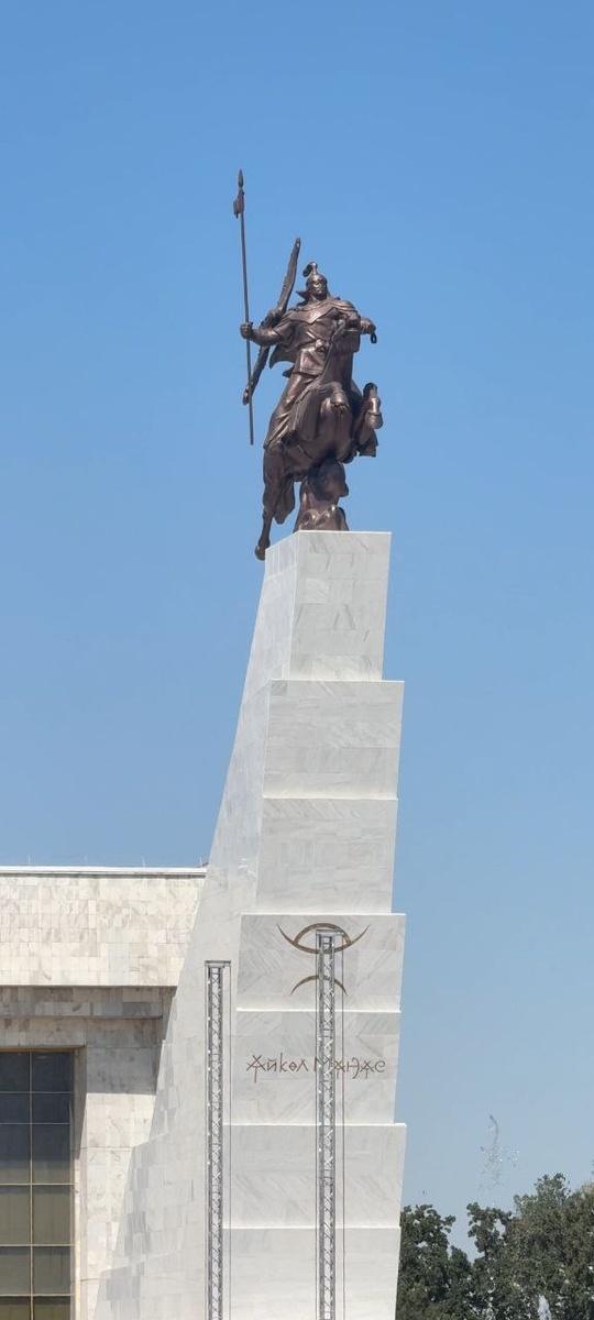 Памятник Манасу на центральной площади Бишкека