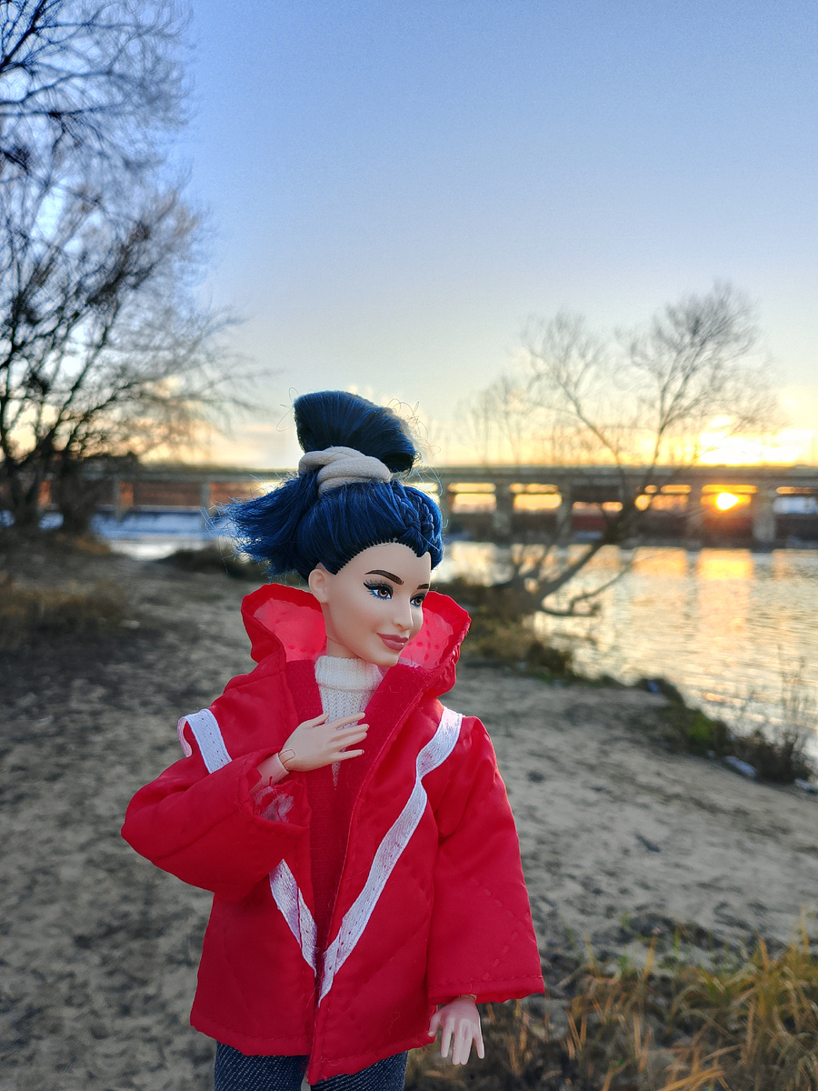 На фоне моста и заката