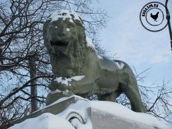 (На Адмиралтейской набережной, вид со стороны Невы) 