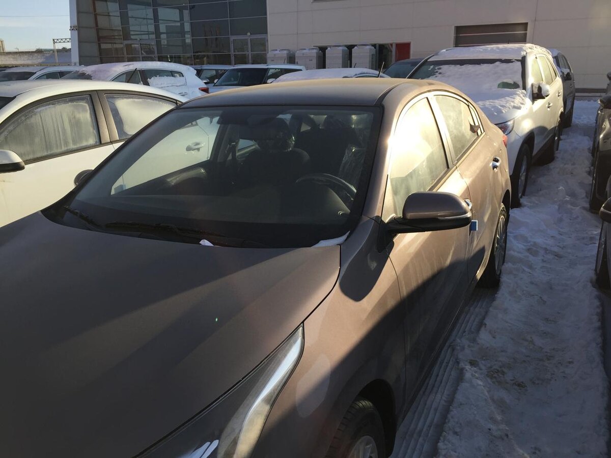 Осмотр автомобиля на парковке у дилера 