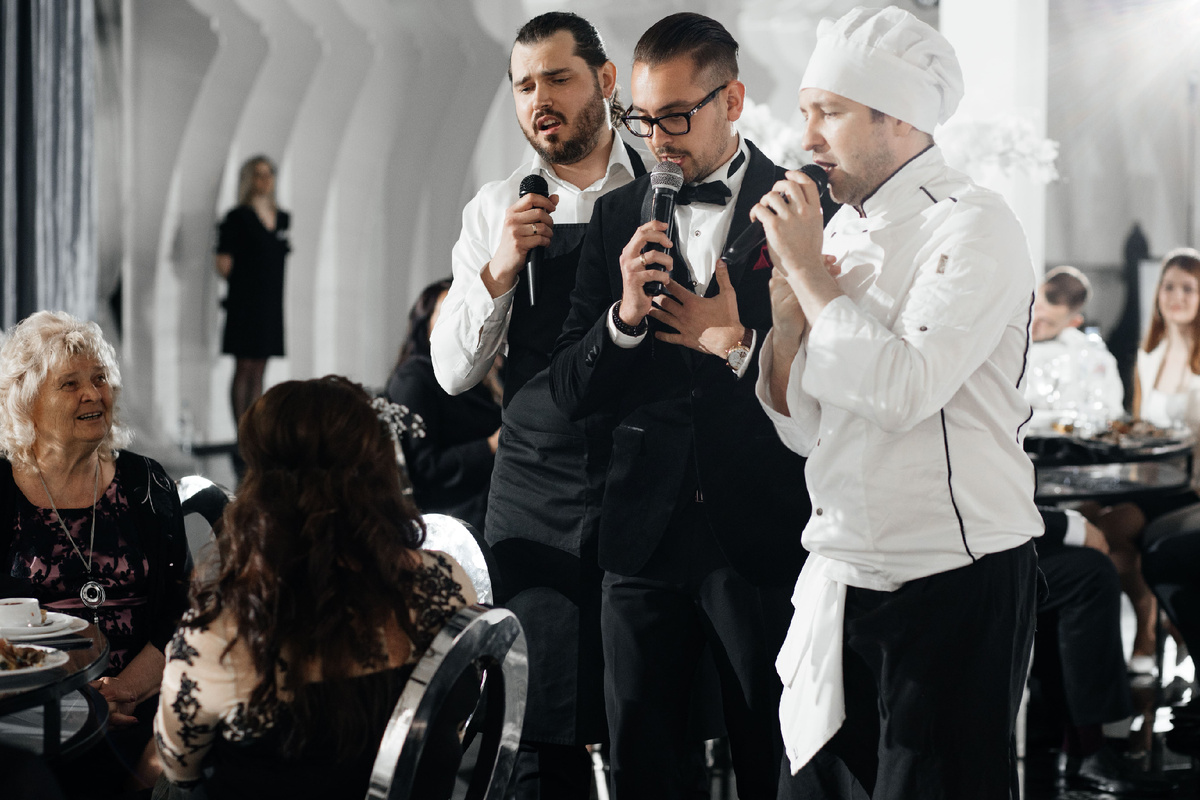 фото с сайта: https://www.поющиеофицианты.москва/