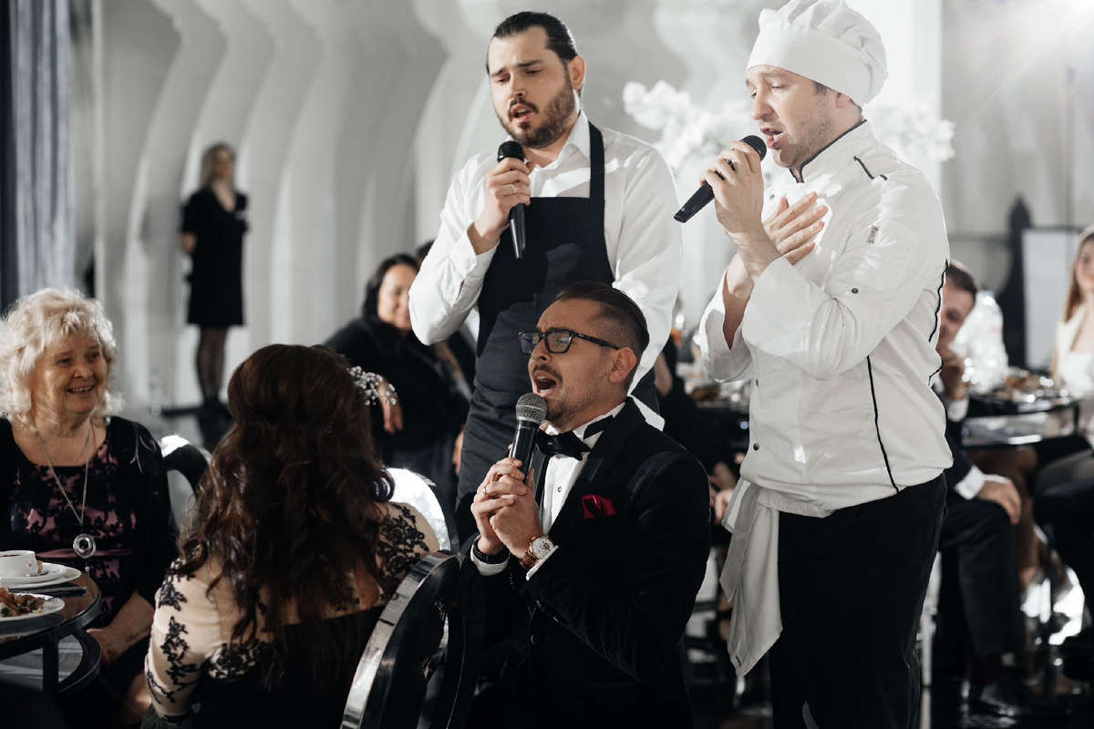 фото с сайта: https://www.поющиеофицианты.москва/