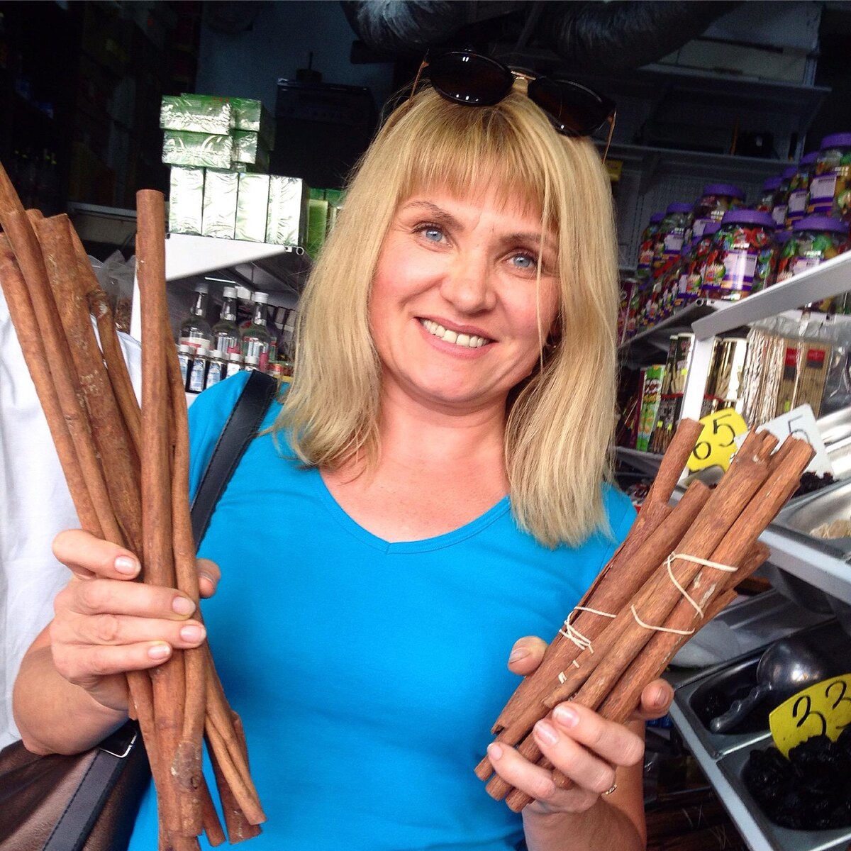 Тель- Авив, рынок Кармель. Обрадовалась, что такое чудо встретила. Тогда я ещё не знала, что держу в руках не корицу, а кассию.