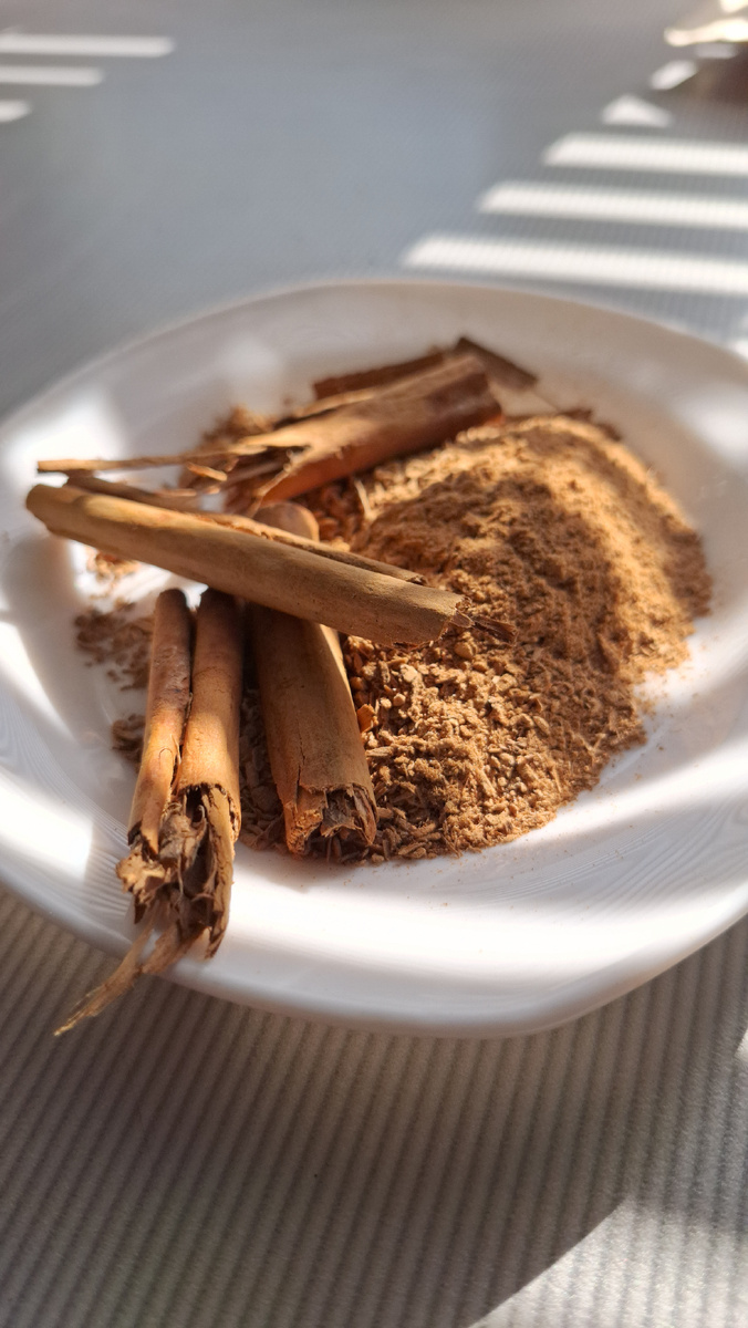 А это настоящая корица. На фото видно, что палочки хрупкие.