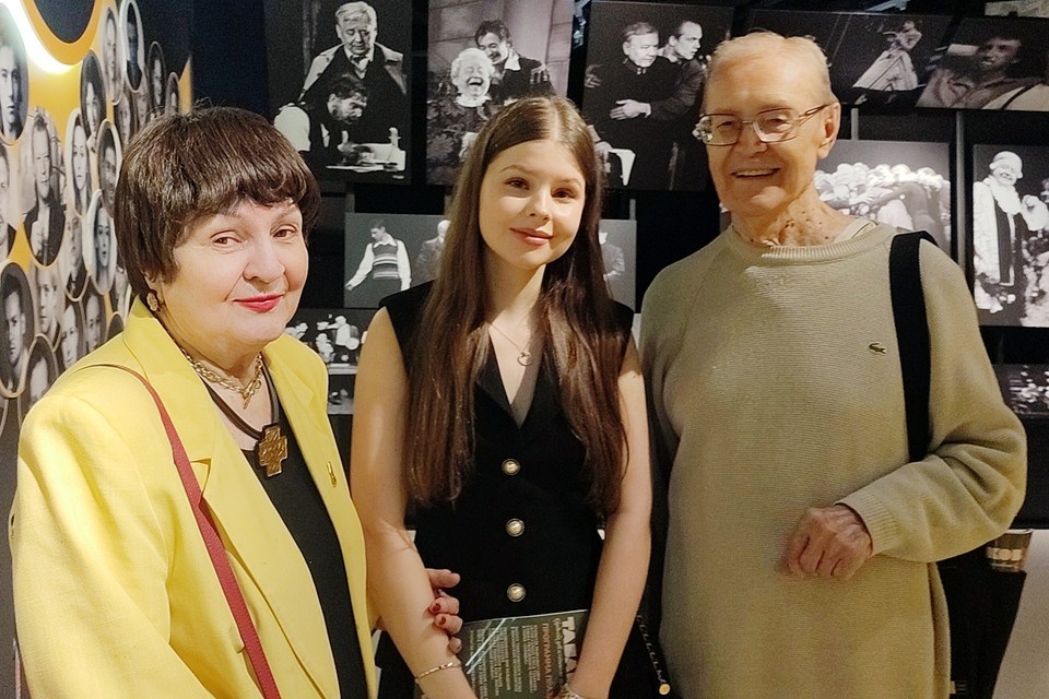 Мария Табакова в окружении дедушки и бабушки - родителей Марины Зудиной 