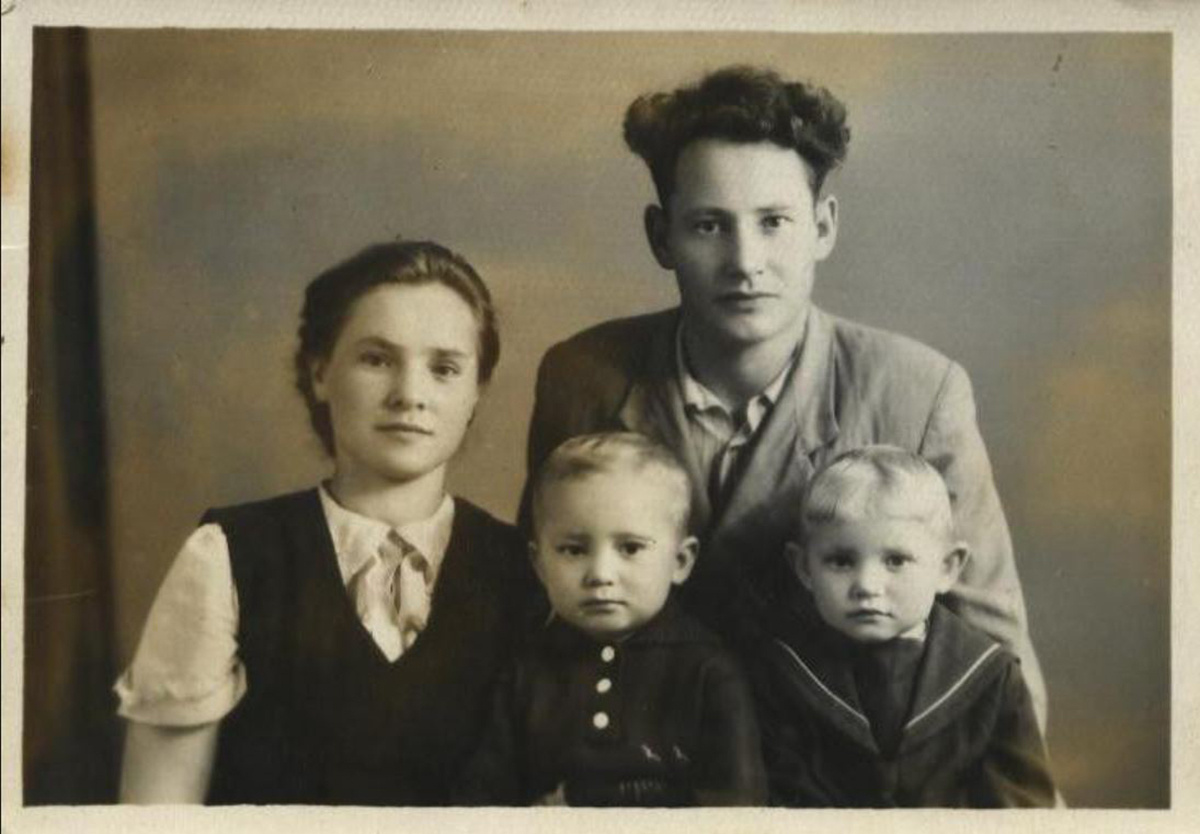 Маленький Вася с сестрой Наташей и родителями. Источник: shukshin-museum.ru