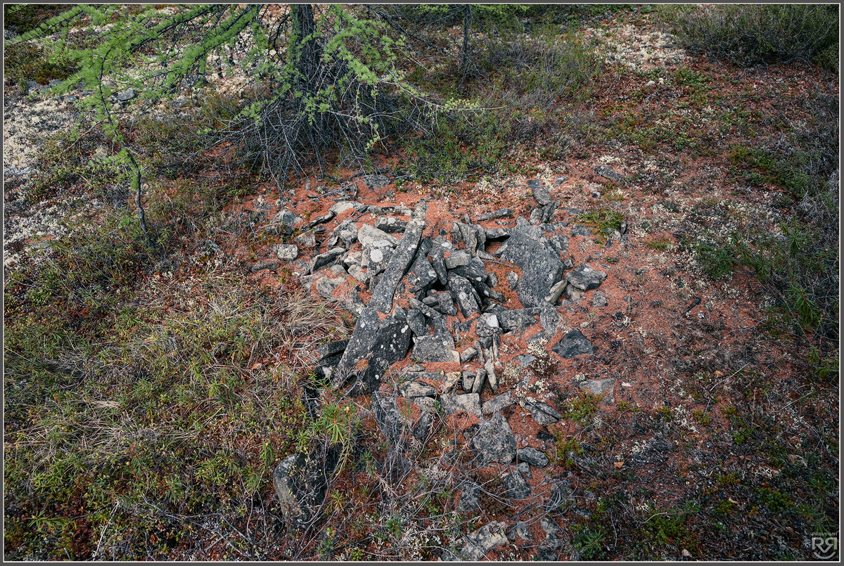 Захоронение на старом якутском кладбище близ исчезнувшего поселка Булун. Устье реки Булун. Якутия. Фото: Михаил Рябинин.