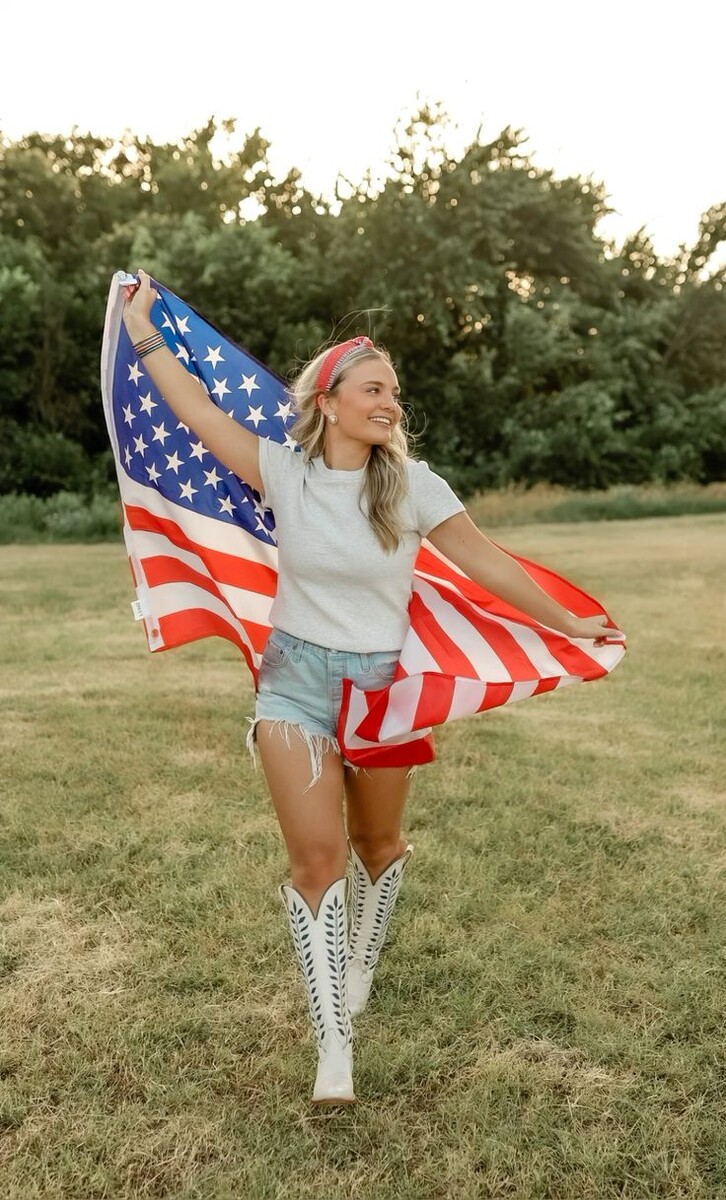 Учи инглиш, если хочешь подцепить эту американочку. Источник: https://i.pinimg.com/736x/18/40/df/1840df6cc292f63175943e38cffe77ee.jpg