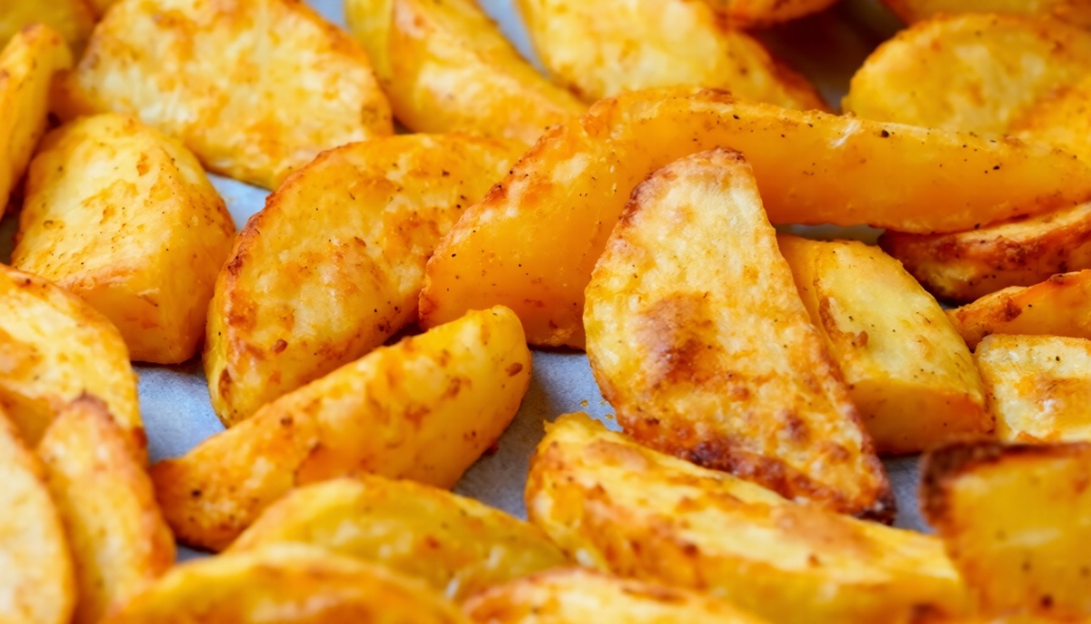 Мы томим картошку в масле со специями в вакууме, чтобы она пропиталась и стала нежной, а затем создаем хрустящую корочку.