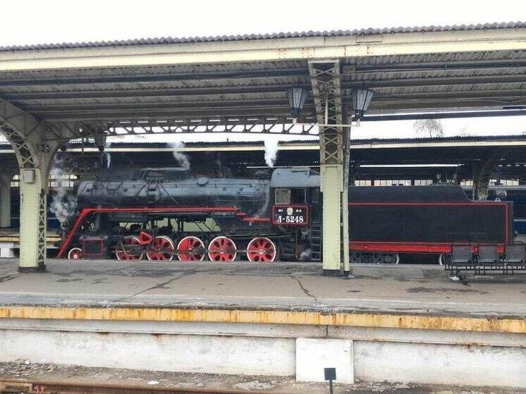     На паровоз установили декоративную подсветку и проложили к нему дорожку. Фото: Архив МК в Великом Новгороде