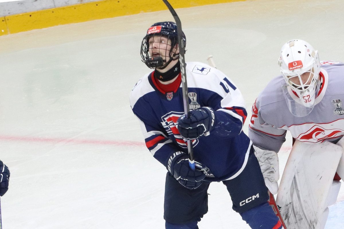    17-летний Виктор Фёдоров в этом сезоне провёл лишь три матча за «Чайку»: ему дают возможность проявить себя во взрослом хоккее