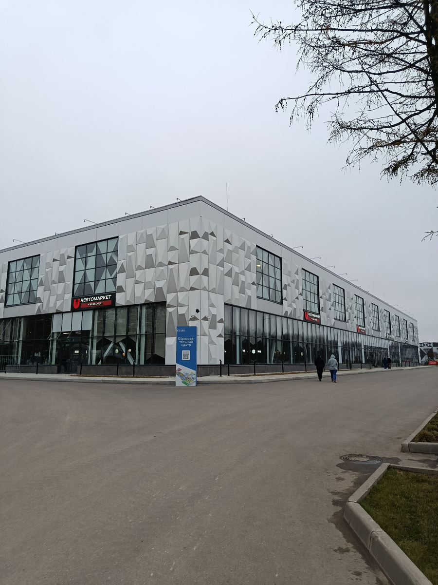 Главный офис кинопарка: здесь можно приобрести билет, здесь находится театр Гонзаги и несколько точек общепита