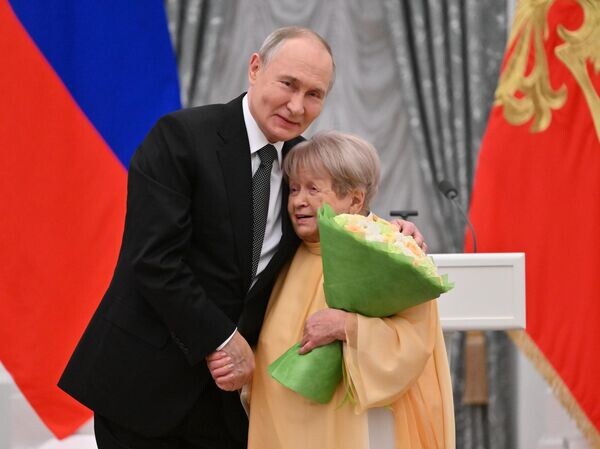 Путин поздравил композитора Александру Пахмутову с днем рождения