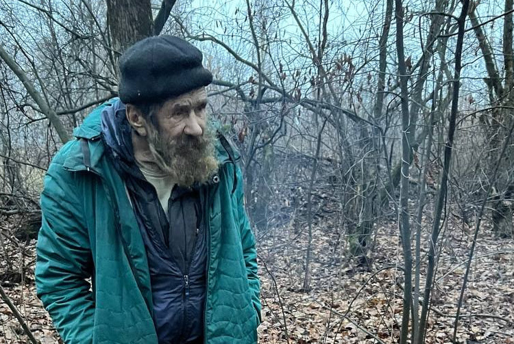     Волонтеры нашли напуганного дедушку без документов в лесополосе Курска