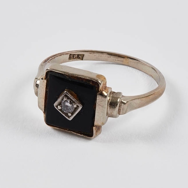 Кольцо с уже замененным центральным камнем (см. окончание истории)