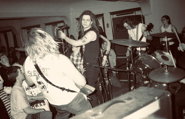 Эрик за микрофонной стойкой в Subvert.