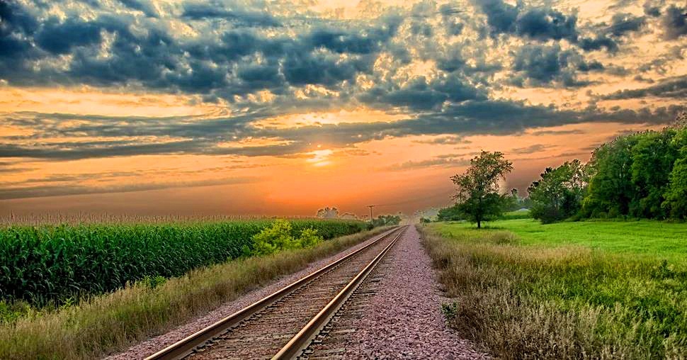 Фото из интернета. Просто железная дорога и закат.