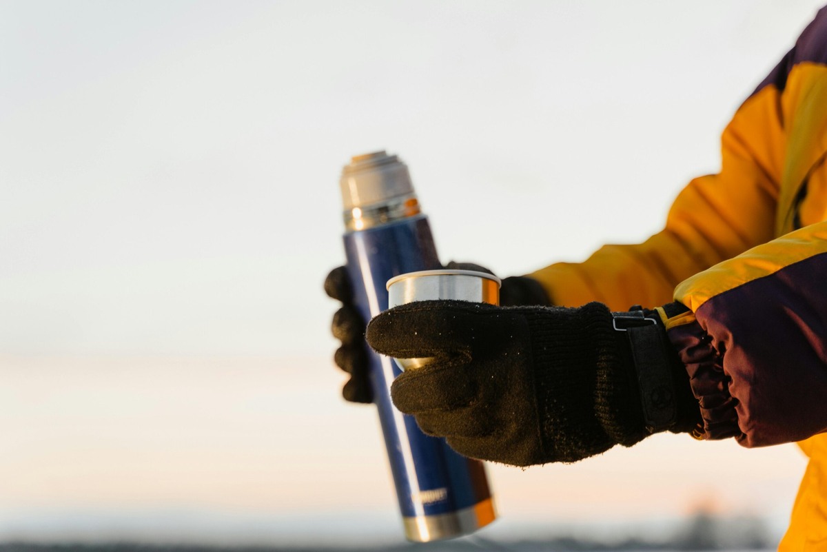 Тёплый чай в ветреный день решает половину проблем, вторую половину решают перчатки. Фото: Tima Miroshnichenko / Pexels